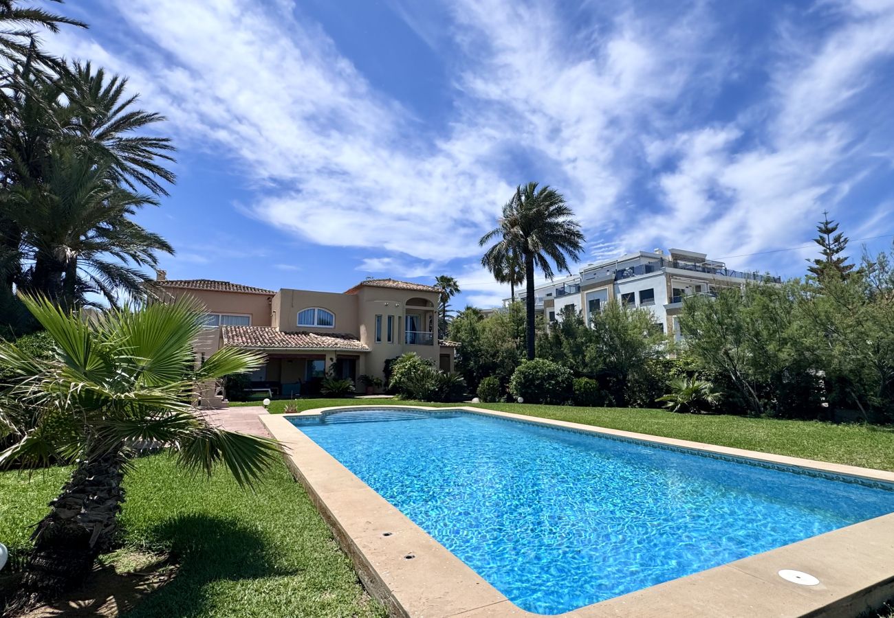 Villa en Denia - VILLA PRIMERA LINEA  LM-080