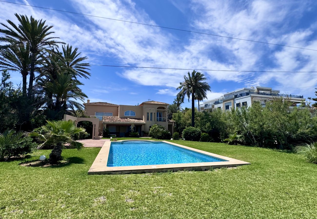 Villa en Denia - VILLA PRIMERA LINEA  LM-080
